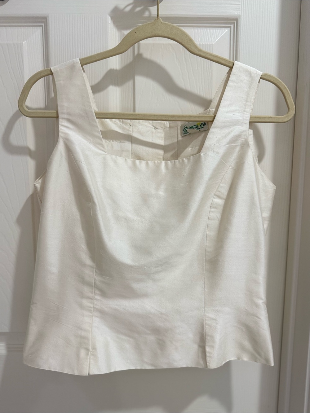 Vtg Austin Reed Women’s Silk White Sleeveless Square Neck Top MOP Buttons Size 4